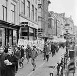 126521 Afbeelding van de demonstratie voor vrijheid en democratie in Griekenland op de Oudegracht te Utrecht.